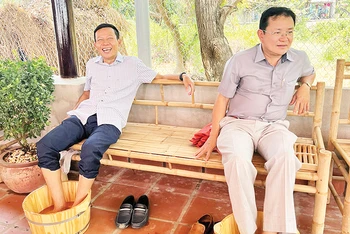 Du khách trải nghiệm dịch vụ ngâm chân bằng thảo dược tại ấp Thiềng Liềng, xã Thạnh An, huyện Cần Giờ.