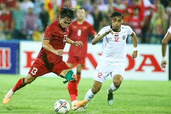 U23 Việt Nam (áo đỏ) thể hiện lối chơi kiểm soát bóng và tấn công trong trận đấu với U23 Yemen.