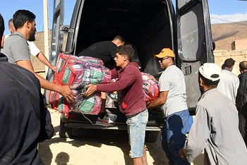 Phân phát hàng viện trợ ở Azrou, Maroc.