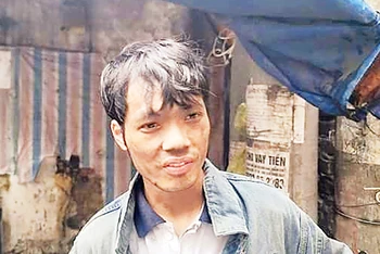 Hình ảnh Nguyễn Đăng Văn mặt mũi lấm lem đi ra từ đám cháy khiến nhiều người nhớ mãi.
