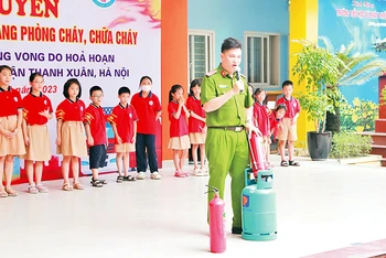 Công an quận Long Biên hướng dẫn học sinh Trường tiểu học Vũ Xuân Thiều kỹ năng phòng cháy, chữa cháy, thoát hiểm, thoát nạn.