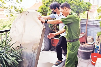 Đoàn liên ngành quận Bắc Từ Liêm kiểm tra các cơ sở nhà chung cư mini, nhà trọ trên phố Trần Cung, phường Cổ Nhuế. (Ảnh Thanh Hà)