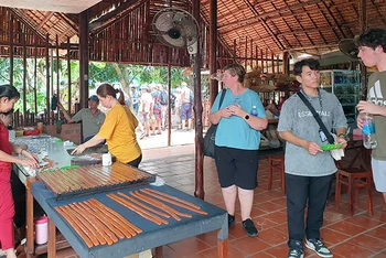 Giữ gìn và phát triển nghề truyền thống trở thành sản phẩm du lịch thu hút du khách đến với cù lao An Bình (Vĩnh Long).