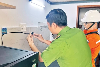 Công an quận Tân Phú kiểm tra điều kiện an toàn phòng cháy, chữa cháy tại một căn hộ cho thuê.