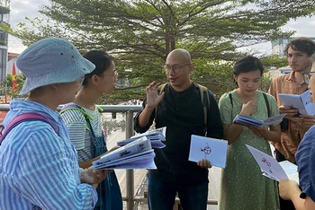 Nguyễn Vũ Hải (thứ ba từ trái sang) dẫn chương trình bộ hành “Dấu sông hồn phố”.