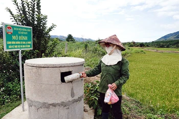 Nông dân xã Rờ Kơi, huyện Sa Thầy, tỉnh Kon Tum vứt vỏ thuốc bảo vệ thực vật đúng nơi quy định. (Ảnh VĂN TÙNG)