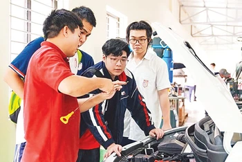 Sinh viên thực hành tại khoa Công nghệ ô-tô (Trường cao đẳng Công nghệ cao Hà Nội).