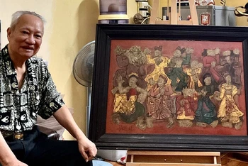 Nhà nghiên cứu mỹ thuật Nguyễn Đỗ Bảo bên tác phẩm Múa cổ của danh họa Nguyễn Tư Nghiêm.