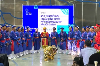 Trình diễn nghệ thuật hát múa Ải Lao tại tọa đàm về nghệ thuật truyền thống.