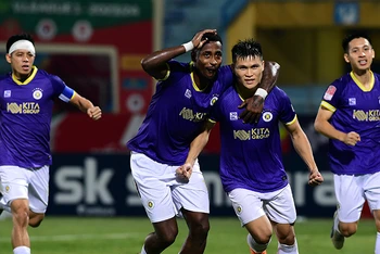 Các cầu thủ Hà Nội FC chia vui với Tuấn Hải sau bàn thắng mở tỷ số 1-0. (Ảnh TRẦN HẢI)