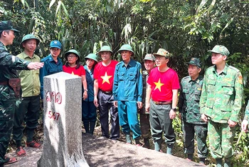 Các thành viên đoàn kiểm tra tỉnh Quảng Bình nghe đại diện chỉ huy Đồn Biên phòng Làng Ho giới thiệu về mốc giới số 567.