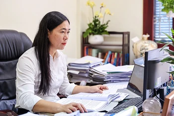 Bà Lê Thị Khanh, Thẩm phán Tòa án nhân dân quận Cầu Giấy sử dụng trợ lý ảo hỗ trợ quản lý công việc.