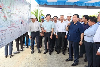 Chủ tịch Quốc hội Vương Đình Huệ kiểm tra tuyến cao tốc Biên Hòa-Vũng Tàu. Ảnh DUY LINH