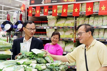 Gạo “Cơm ViệtNam Rice” lên kệ chuỗi siêu thị của tập đoàn phân phối bán lẻ hàng đầu nước Pháp E.Leclerc và hệ thống phân phối Carrefour. (Ảnh Tập đoàn Lộc Trời)