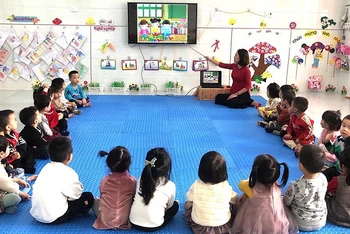 Ứng dụng công nghệ thông tin trong hoạt động giảng dạy tại Trường mầm non Xuân Hải, huyện Nghi Xuân, tỉnh Hà Tĩnh. (Ảnh LÊ BÌNH)