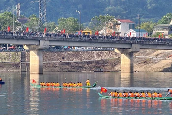 Lễ hội đua thuyền đuôi én ở Điện Biên thu hút đông nhân dân và khách du lịch. (Ảnh Ngọc Thủy)