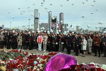 Các đại diện cơ quan ngoại giao, tổ chức quốc tế đặt hoa tưởng niệm. (Ảnh REUTERS)