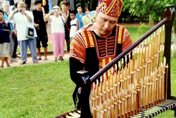 Nghệ sĩ Nhân dân Đồng Văn Minh biểu diễn đàn tre lắc tại Bảo tàng Dân tộc học Việt Nam. (Ảnh nhân vật cung cấp)