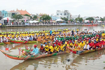 Các đội đua ghe Ngo thuộc hai tỉnh Trà Vinh, Vĩnh Long tập trung về sông Long Bình (thành phố Trà Vinh) chuẩn bị tranh tài.