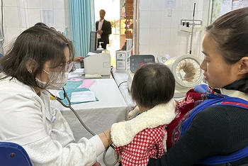 Khám bệnh cho trẻ em tại Bệnh viện đa khoa huyện Bắc Hà (Lào Cai).