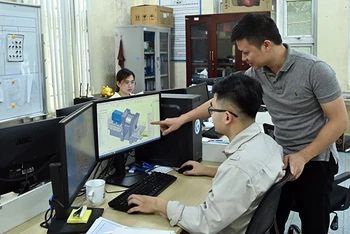 Các kỹ sư Công ty Tomeco (Cụm công nghiệp Ngọc Liệp, Hà Nội) trao đổi về thiết kế mẫu quạt công nghiệp. (Ảnh MINH HÀ)