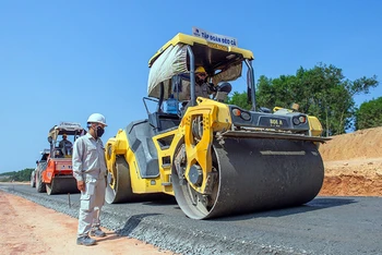 Các đơn vị triển khai thi công lu lèn nền đường, thuộc dự án đầu tư xây dựng đường bộ cao tốc bắc-nam, đoạn Quảng Ngãi-Hoài Nhơn.