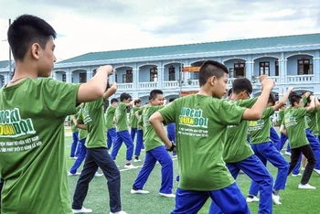 Học sinh tham gia tại trại hè Học kỳ quân đội. (Ảnh Học viện Thanh thiếu niên Việt Nam).