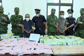 Trong chuyên án A424.2p, lực lượng Bộ đội Biên phòng phối hợp các lực lượng bắt giữ hai đối tượng quốc tịch Lào thu giữ 69,5 kg ma túy các loại, một ô-tô. (Ảnh Cục Phòng, chống ma túy và tội phạm Bộ đội Biên phòng cung cấp).