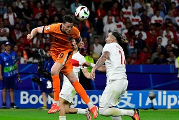 Hà Lan "lội ngược dòng" thắng Thổ Nhĩ Kỳ (áo trắng) ở trận tứ kết.
