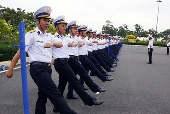 Bộ đội Lữ đoàn 167, Vùng 2 (Quân chủng Hải quân) trong giờ huấn luyện điều lệnh đội ngũ.