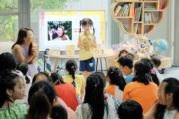Các độc giả nhí giao lưu với nhà văn Yên Khương tại "Góc đọc cuối tuần" của Nhà xuất bản Kim Đồng.