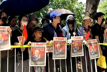 Người dân bày tỏ niềm thương tiếc sâu sắc với Tổng Bí thư Nguyễn Phú Trọng trong giờ phút tiễn biệt. (Ảnh THANH TRÀ)