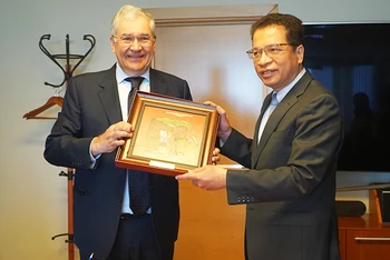 Đại sứ Đặng Minh Khôi (bên phải) tặng Tổng Giám đốc VGTRK Oleg Dobrodeyev quà lưu niệm. (Ảnh: Xuân Hưng)