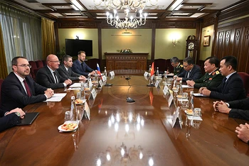 Thượng tướng Hoàng Xuân Chiến chào xã giao Phó Thủ tướng Chính phủ Liên bang Nga Dmitry Chernyshenko.