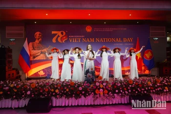 Tiết mục văn nghệ chào mừng Quốc khánh Việt Nam tại Nga. (Ảnh: XUÂN HƯNG)