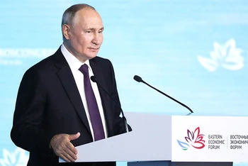 Tổng thống Nga Vladimir Putin phát biểu tại phiên toàn thể EEF-2023. (Ảnh: KREMLIN.RU)