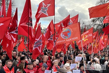 Lễ mít-tinh kỷ niệm 106 năm Cách mạng Tháng Mười Nga vĩ đại tại Quảng trường Đỏ ở thủ đô Moskva. (Ảnh: XUÂN HƯNG)