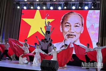 Tiết mục biểu diễn của sinh viên Việt Nam tại Ngày hội hữu nghị các dân tộc được tổ chức tại UrFU.