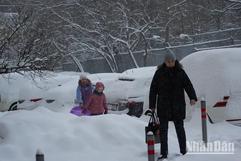 Người dân Moskva đi lại khó khăn trong thời tiết khắc nghiệt do tuyết rơi dày. (Ảnh: XUÂN HƯNG)