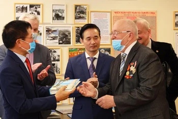 Ông Lê Thành Độ (giữa) tiếp đoàn cựu chiến binh vùng Ural thăm phòng trưng bày. (Ảnh: Hội người Việt Nam tại tỉnh Sverdlovsk)