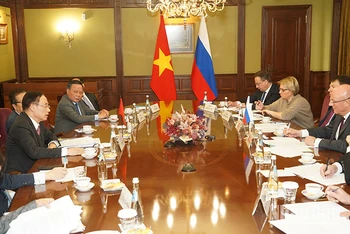 Đoàn hội kiến, làm việc với Phó Thủ tướng Liên bang Nga Dmitry Chernyshenko. (Ảnh: XUÂN HƯNG)