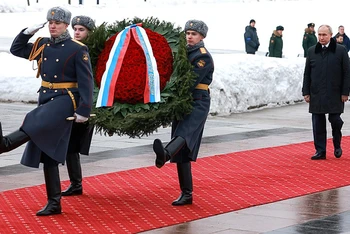 Tổng thống Nga Vladimir Putin đặt hoa tại Tượng đài Mẹ Tổ quốc ở Nghĩa trang tưởng niệm Piskaryov. (Ảnh: KREMLIN.RU)