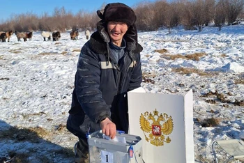 Người dân ở Yakutia tham gia bỏ phiếu sớm bầu Tổng thống Nga. (Ảnh: Yakutia24.ru)