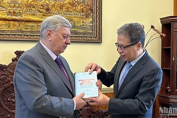 Đại sứ Đặng Minh Khôi trao tặng Hiệu trưởng MGIMO cuốn sách của Tổng Bí thư Nguyễn Phú Trọng. (Ảnh: THÙY VÂN)