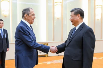 Chủ tịch Trung Quốc Tập Cận Bình (phải) tiếp Bộ trưởng Ngoại giao Nga Sergei Lavrov. (Ảnh: Bộ Ngoại giao Nga)