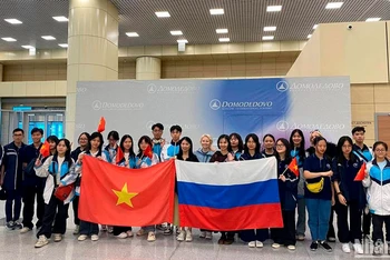 Đoàn học sinh Việt Nam đến sân bay quốc tế Domodedovo, bắt đầu hành trình khám phá nước Nga.