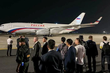 Chuyên cơ của Tổng thống Vladimir Putin hạ cánh xuống sân bay quốc tế Nội Bài. (Ảnh: TASS)
