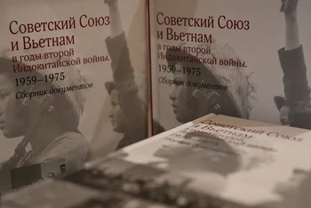 Bìa cuốn sách “Liên Xô và Việt Nam trong những năm Chiến tranh Đông Dương lần thứ hai 1959-1975: Tuyển tập các văn kiện”. (Ảnh: XUÂN HƯNG)