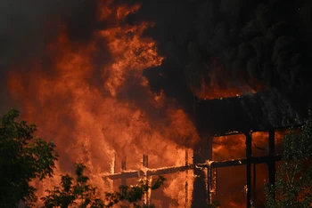 Hiện trường vụ cháy tòa nhà cao tầng tại thành phố Fryazino ở ngoại ô Moskva chiều 24/6. (Ảnh: RIA Novosti)