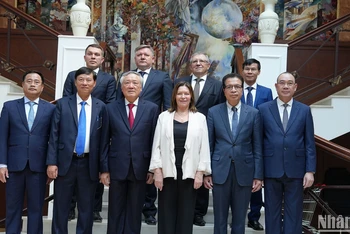 Đoàn đại biểu Tòa án nhân dân tối cao Việt Nam và Tòa án tối cao Liên bang Nga chụp ảnh lưu niệm. (Ảnh: XUÂN HƯNG)